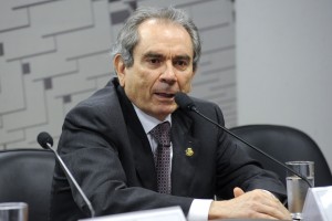 Sala de comissões do Senado durante instalação dos trabalhos e eleição do presidente e vice-presidente para o biênio 2015/2016. Em pronunciamento, vice-presidente da CAE, senador Raimundo Lira (PMDB-PB). Foto: Geraldo Magela/Agência Senado