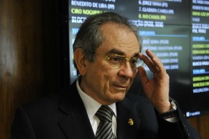 Sala de comissões do Senado Federal durante reunião da Comissão de Assuntos Econômicos (CAE).  Reunião deliberativa com 9 itens. PLS 65/2012 – Complementar, que estabelece a alíquota máxima do ISS nos serviços do turismo rural, e o PLC 48/2011, sobre a obrigatoriedade de cardápio em Método Braille nos restaurantes, bares e lanchonetes.  Em destaque, senador Raimundo Lira (PMDB-PB).  Foto: Geraldo Magela/Agência Senado