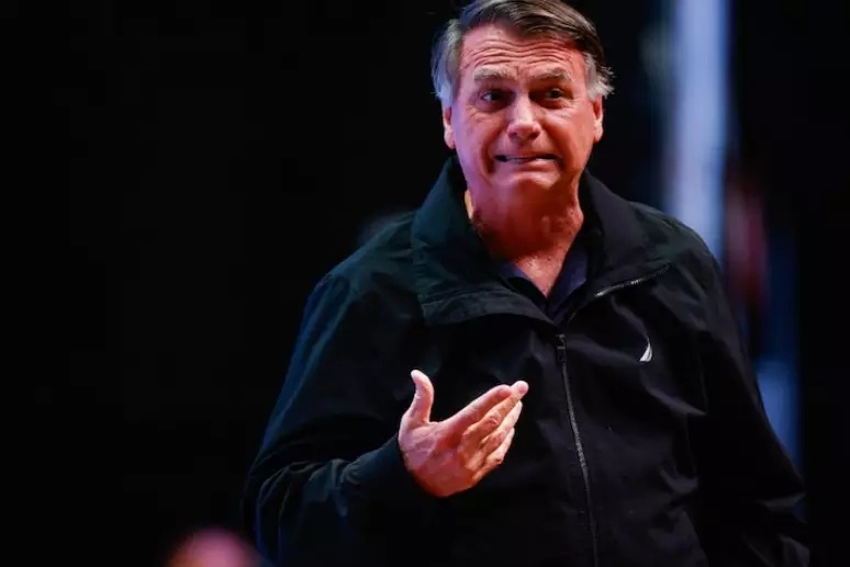 PGR pede ao STF que mantenha suspensão de visitas de Flávio Bolsonaro a Jair