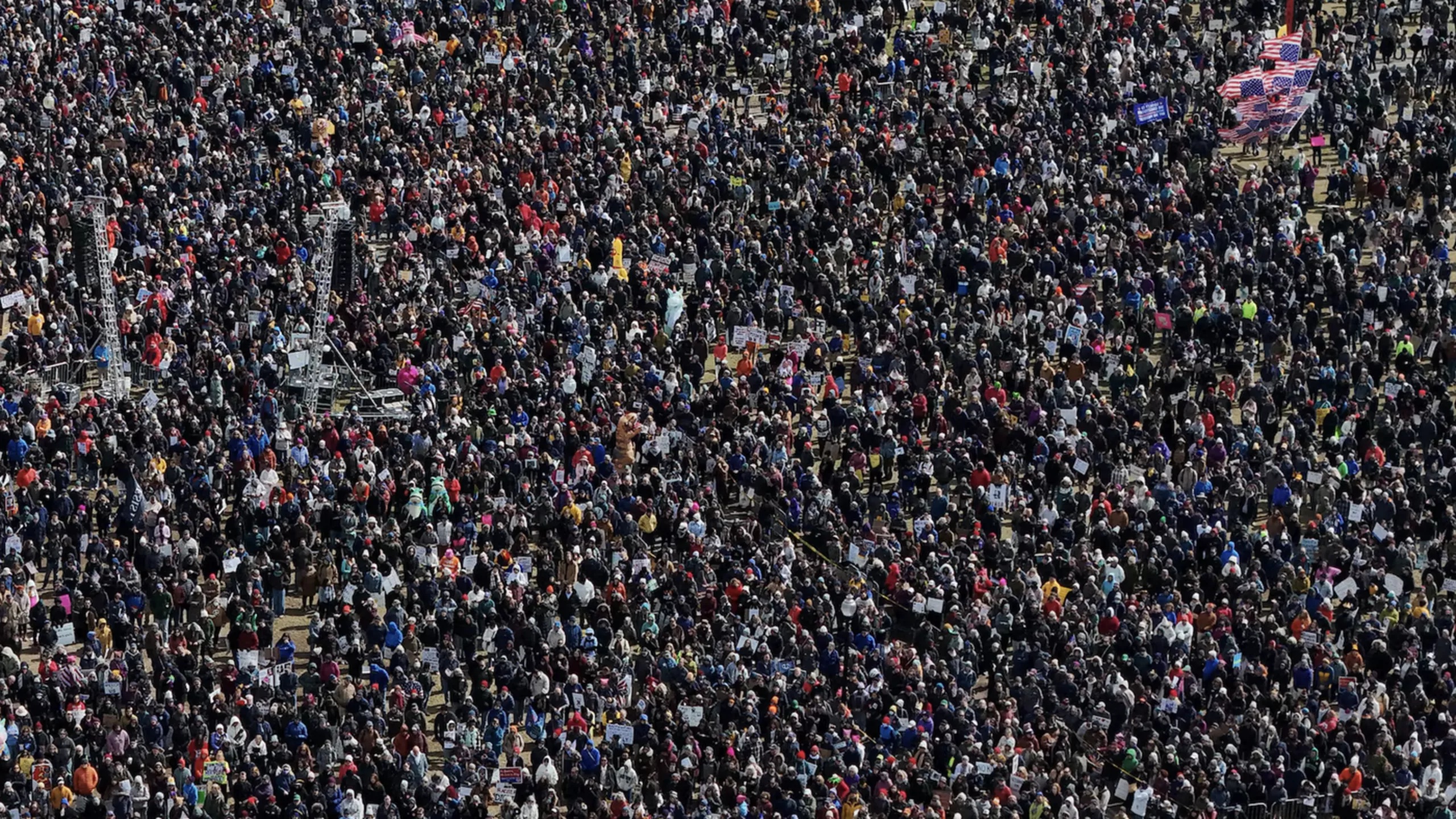 Milhões de pessoas saem às ruas contra Trump num dos maiores protestos da história dos Estados Unidos
