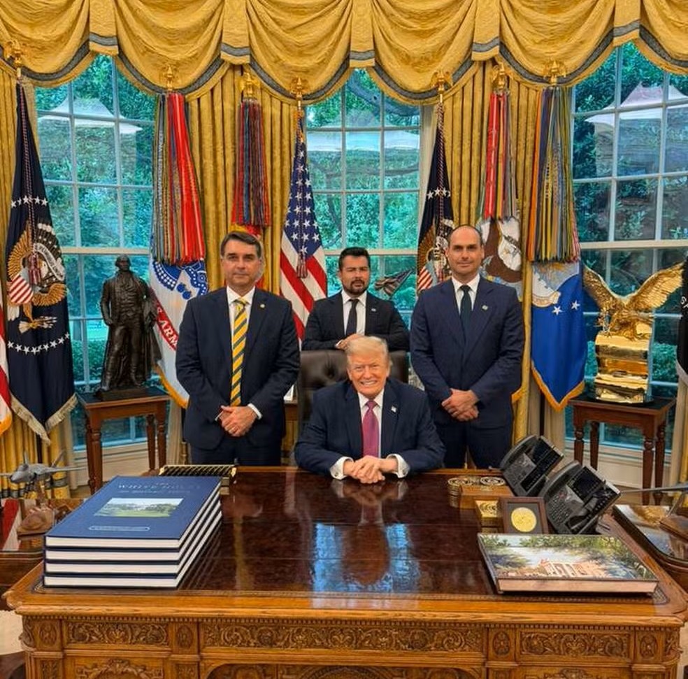 Encontro entre Flávio Bolsonaro e Trump é visto como neutro por 42% dos eleitores, aponta Real Time Big Data