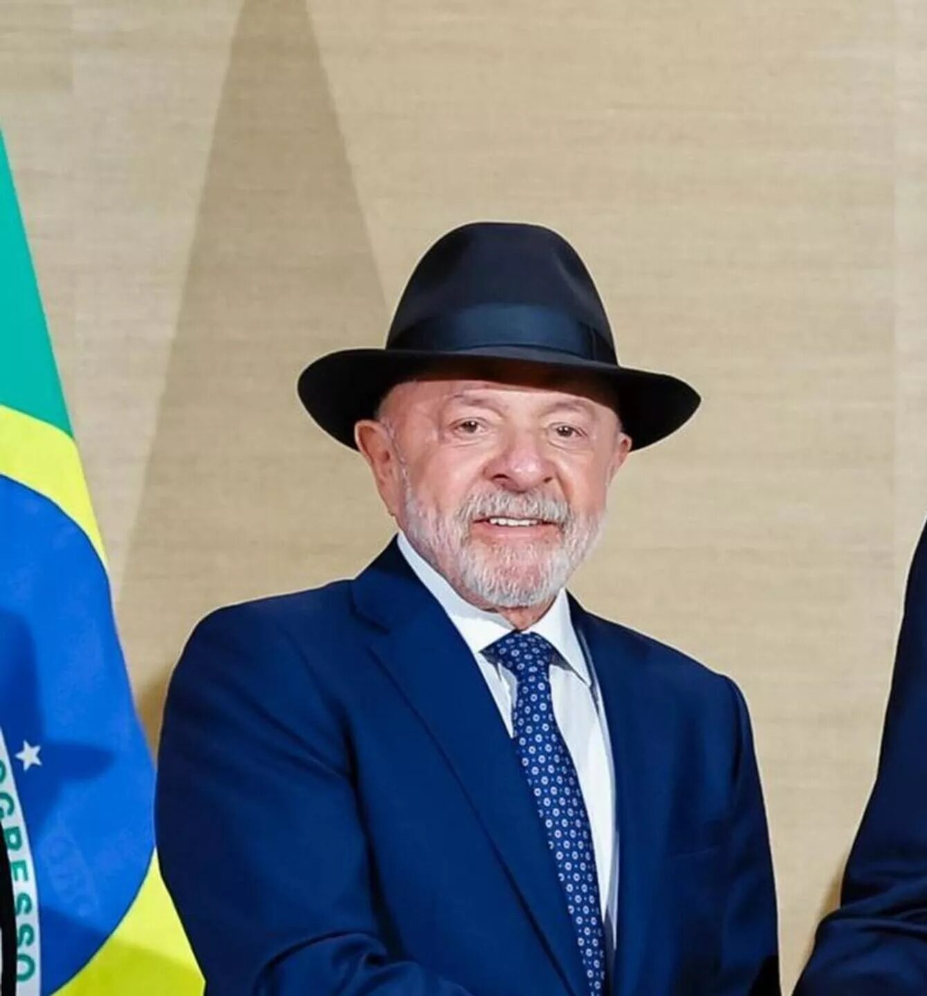 Mulheres dão ampla vantagem a Lula contra Flávio Bolsonaro no segundo turno: 55% a 37%