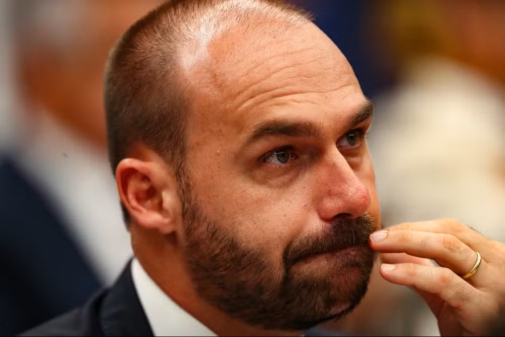 TSE aceita ação de Flávio Bolsonaro contra Lula e Alckmin por desfile de escola de samba