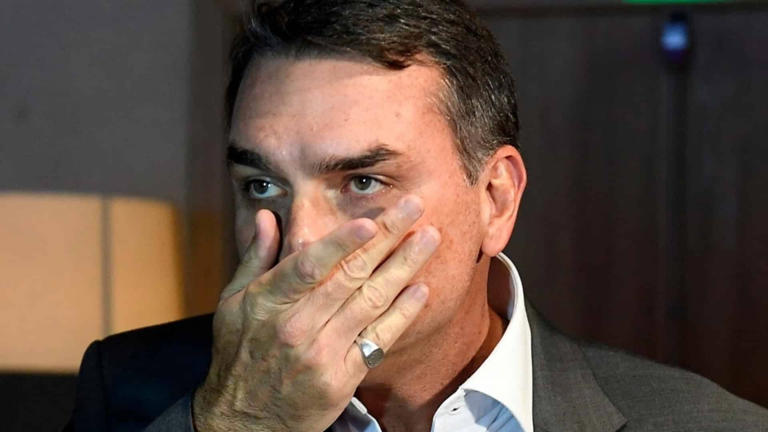 Após incentivar tarifaço e ameaçar o PIX Flávio aciona STF para não ser chamado de traidor da pátria