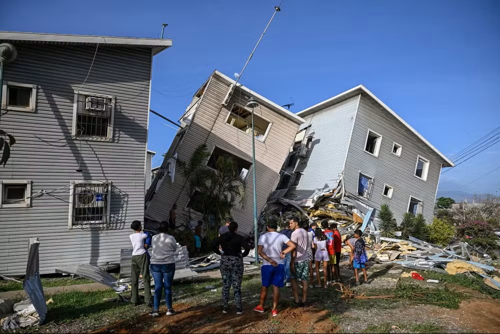 Número de mortos em terremoto na Venezuela sobe para 920. Mais de 380 prédios desabaram