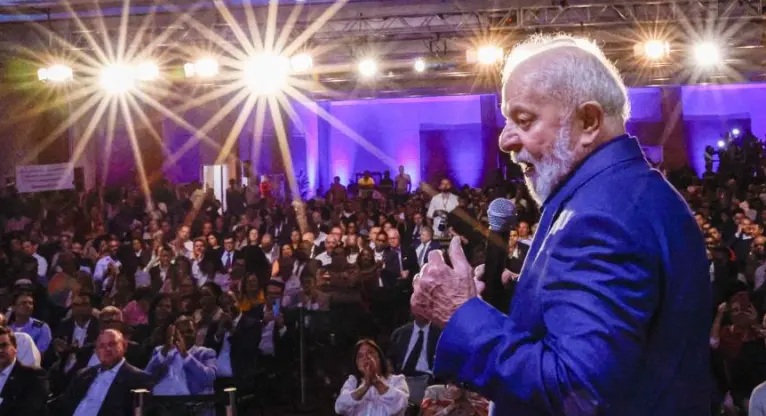 Lula tem 42% no 1º turno e vence Flávio Bolsonaro por 48% a 39% no 2º, indica pesquisa CNT/MDA