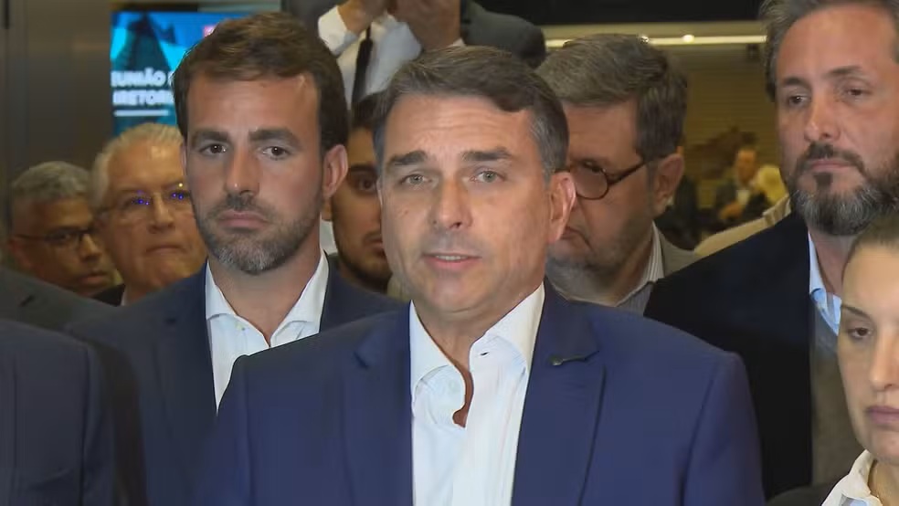 Flávio se irrita ao ser perguntado sobre contrato do filme de Bolsonaro “Não sou eu que tenho que prestar conta, é o Lula”