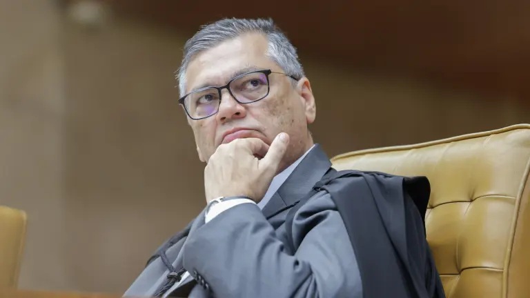 Ministro Flávio Dino retira sigilo de investigação sobre filme Dark Horse e autoriza busca de dados no Coaf